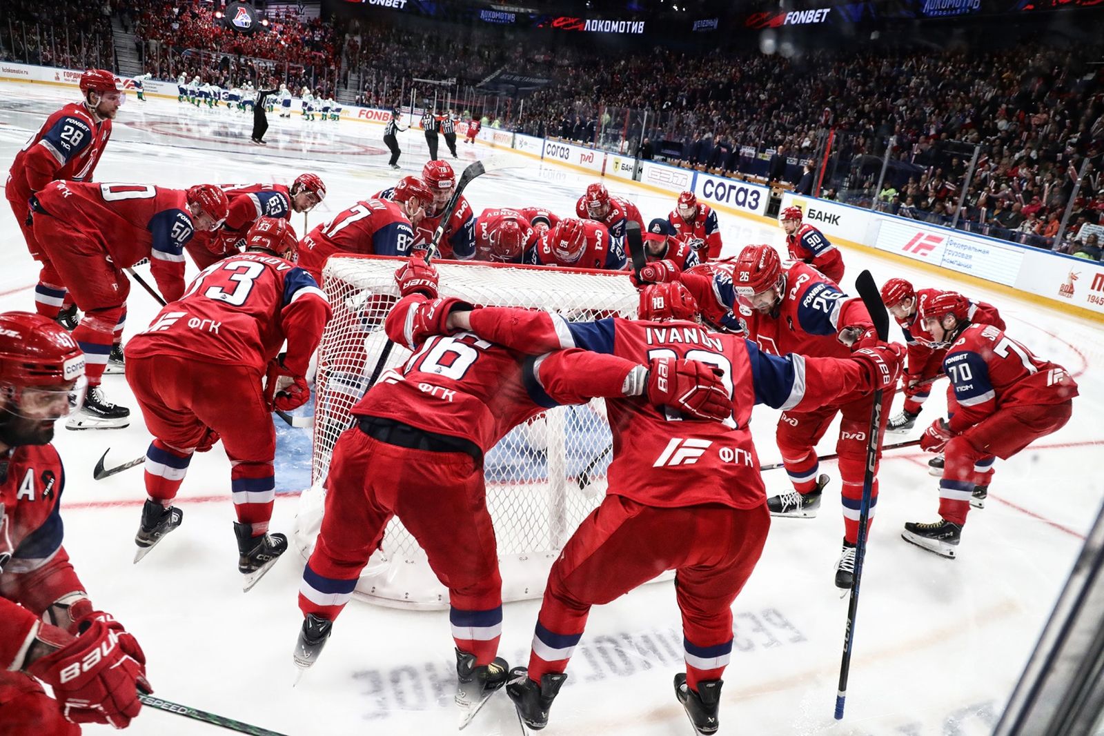 5 мая 2025 года. Хоккеисты «Локомотива» перед началом пятого матча серии 1/2 финала Кубка Гагарина с «Салаватом Юлаевым». Фото: hclokomotiv.ru