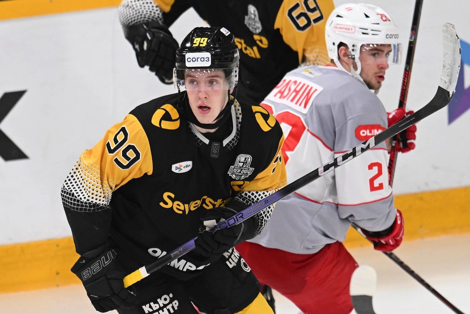 Михаил Ильин из «Северстали» и Александр Пашин из «Спартака» в третьем матче серии 1/8 финала Кубка Гагарина в марте 2025 года. Фото: severstalclub.ru