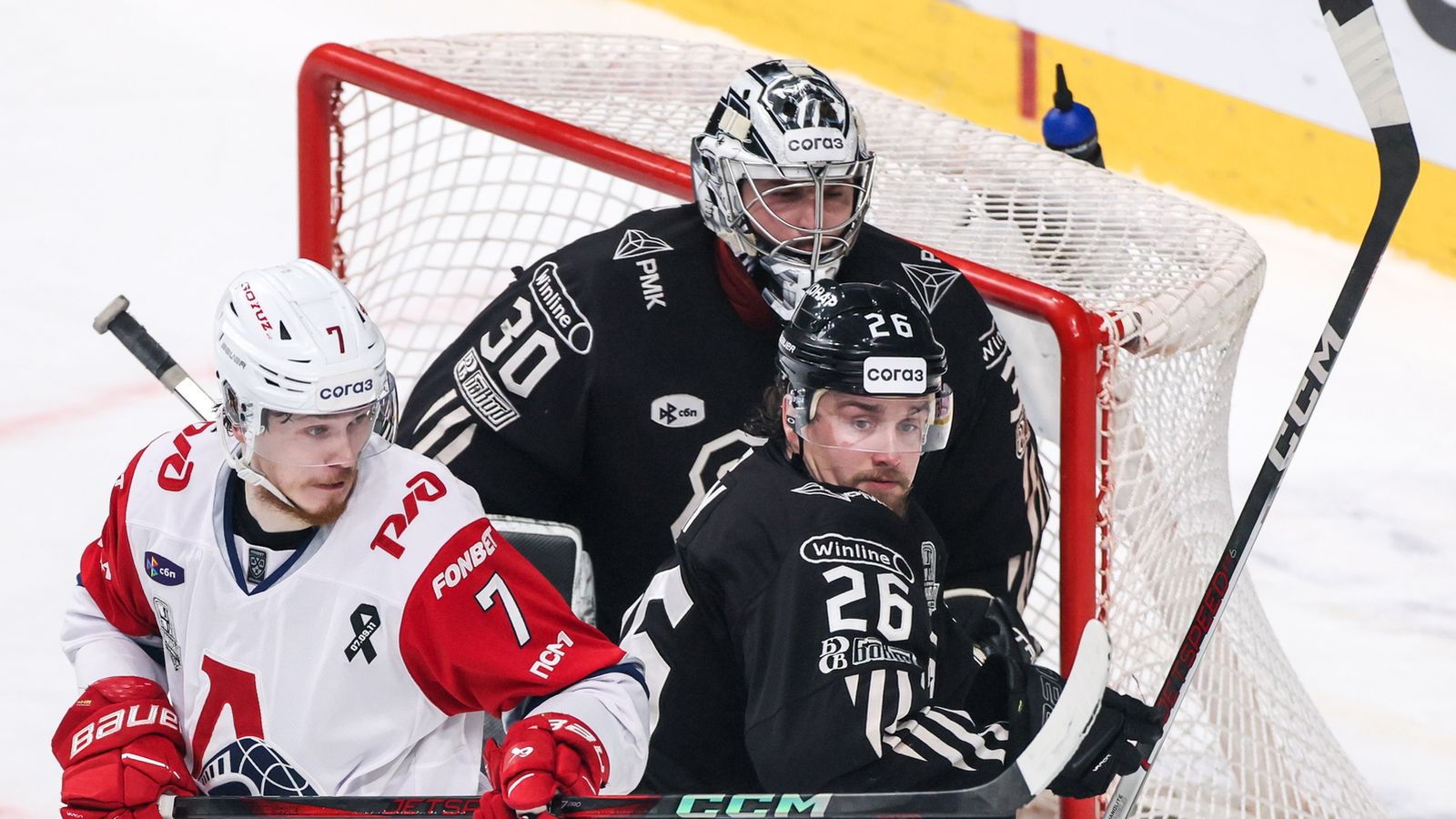 19 мая 2025 года. Никита Кирьянов («Локомотив»), Зак Фукале и Логан Дэй (оба — «Трактор») в четвертом матче финальной серии Кубка Гагарина. Фото: hctraktor.org