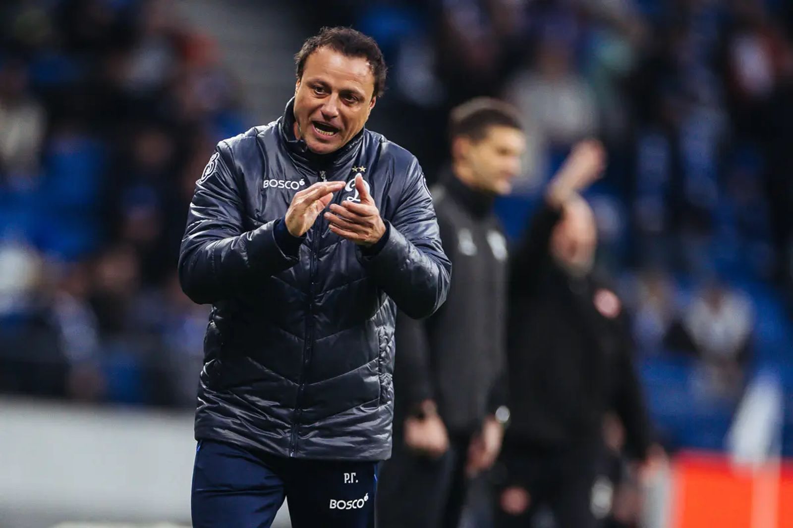 И.о. главного тренера московского «Динамо» Ролан Гусев в матче РПЛ со «Спартаком» в мае 2025 года. Фото: fcdynamo.ru