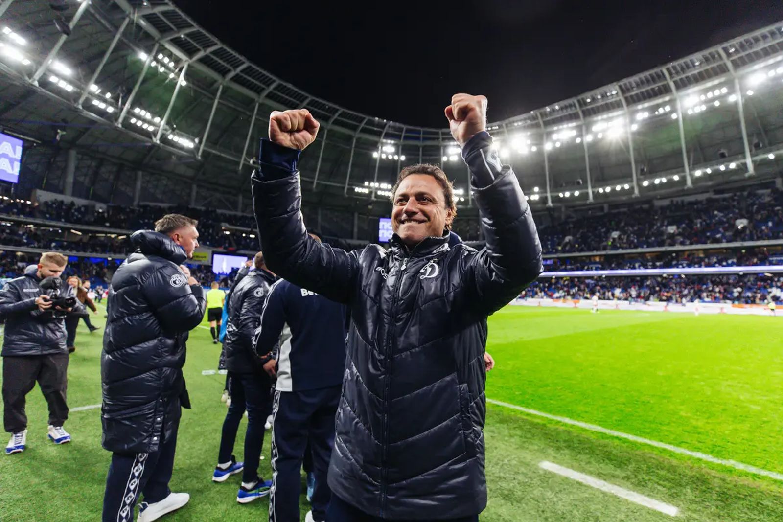 И.о. главного тренера московского «Динамо» Ролан Гусев радуется победе в матче РПЛ со «Спартаком» в мае 2025 года. Фото: fcdynamo.ru