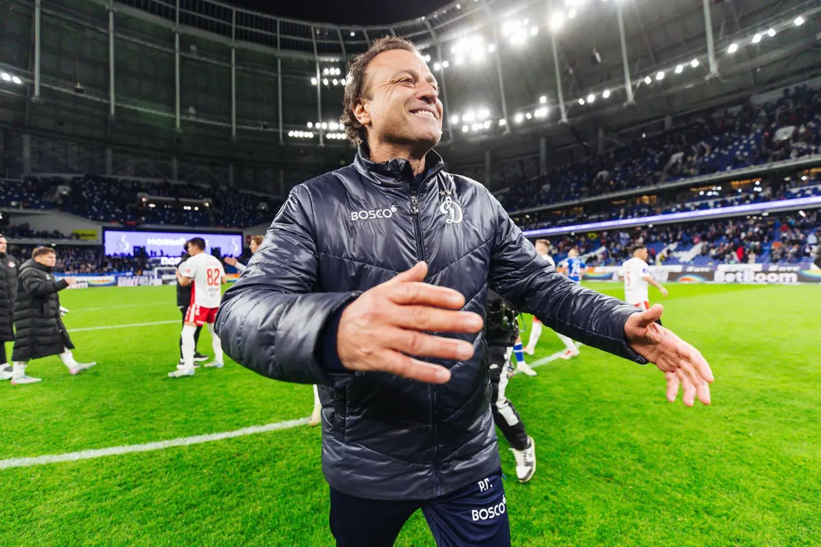 И.о. главного тренера московского «Динамо» Ролан Гусев радуется победе в матче РПЛ со «Спартаком» в мае 2025 года. Фото: fcdynamo.ru