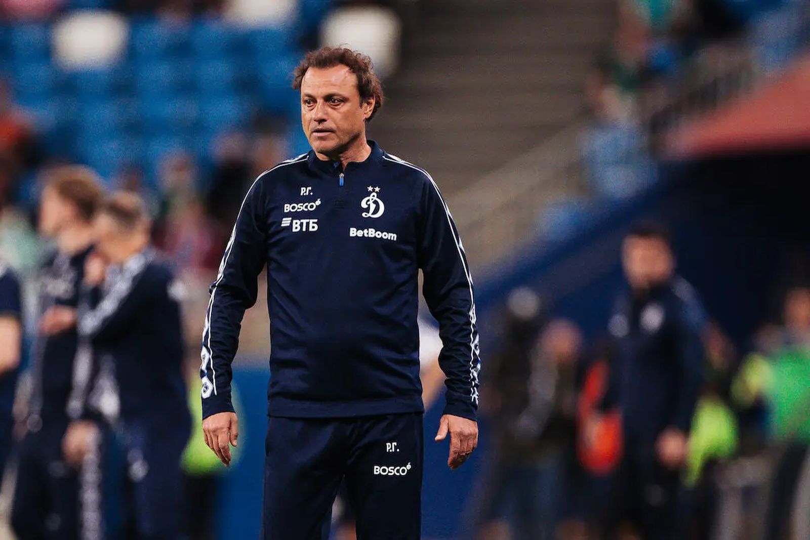 Исполняющий обязанности главного тренера московского «Динамо» Ролан Гусев во время матча РПЛ с «Крыльями Советов» в мае 2025 года. Фото: fcdynamo.ru