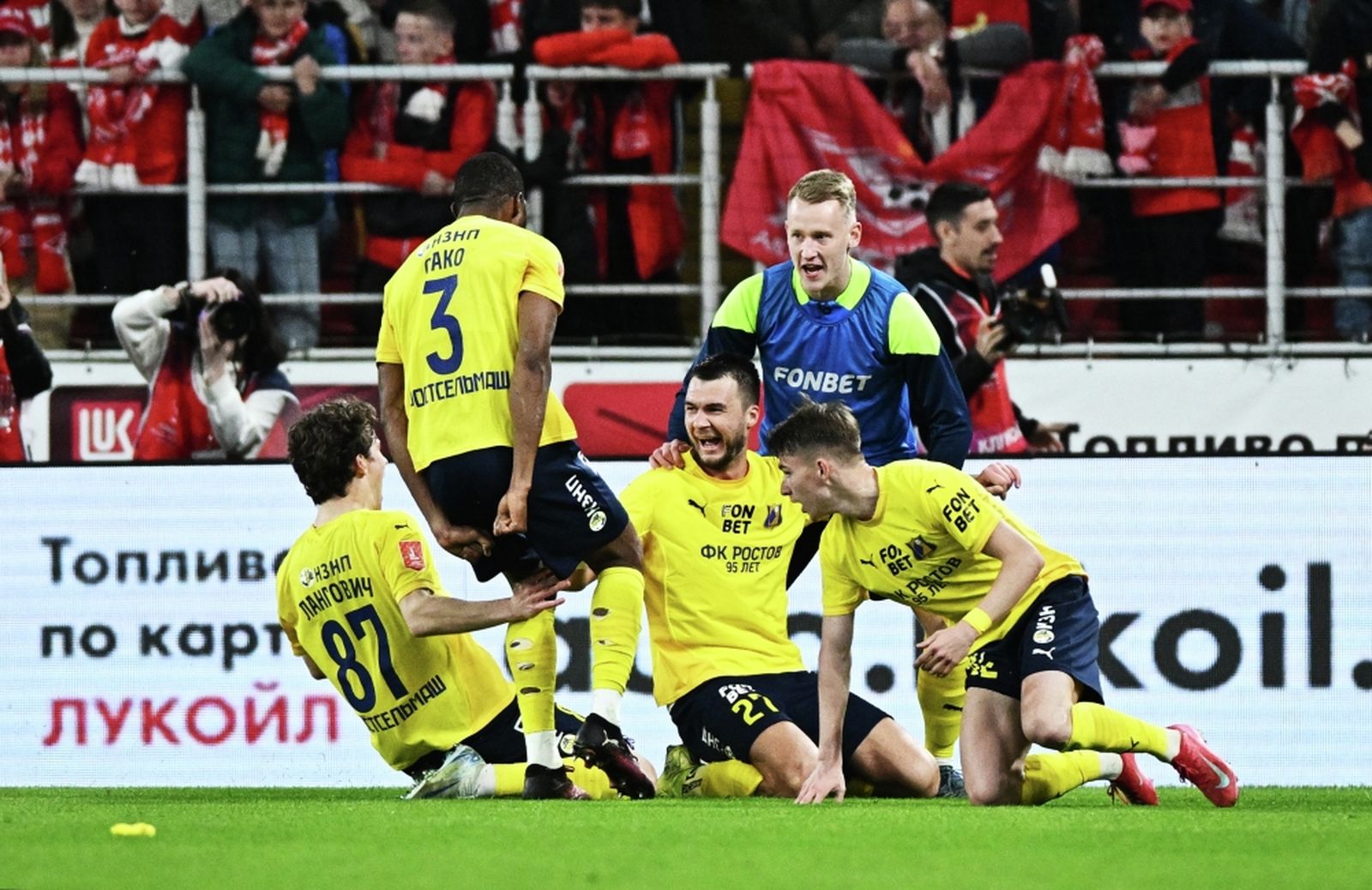 15 мая 2025 года. Нападающий «Ростова» Николай Комличенко (в центре) с партнерами по команде радуется забитому мячу в ворота «Спартака» в матче FONBET Кубка России. Фото: Сергей Бобылев / РИА Новости ©