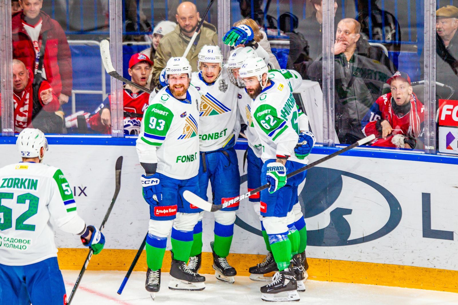 Хоккеисты «Салавата Юлаева» радуются заброшенной шайбе в ворота «Локомотива» в первом матче серии 1/2 финала Кубка Гагарина в апреле 2025 года. Фото: hcsalavat.ru