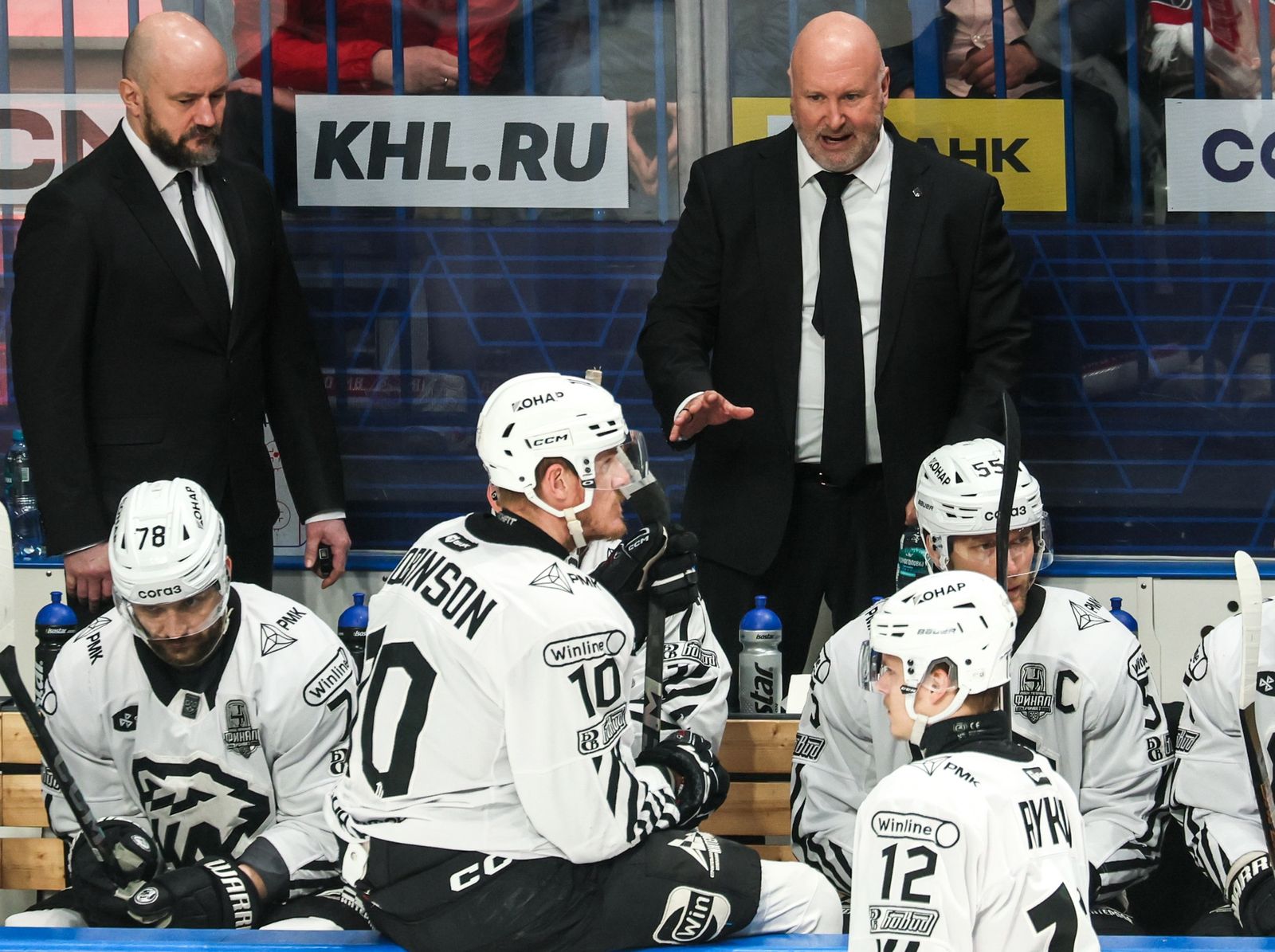 21 мая 2025 года. Главный тренер «Трактора» Бенуа Гру (стоит справа) и хоккеисты команды в пятом матче финальной серии Кубка Гагарина с «Локомотивом». Фото: hctraktor.org