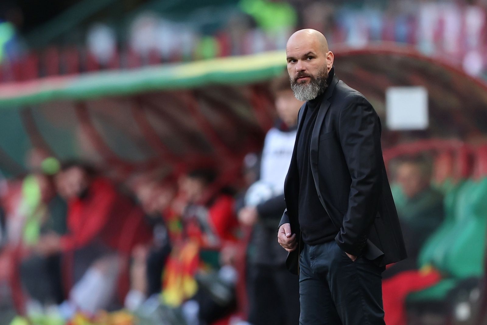 3 мая 2025 года. Главный тренер «Оренбурга» Владимир Слишкович во время матча РПЛ с «Локомотивом» (1:1). Фото: fcorenburg.ru