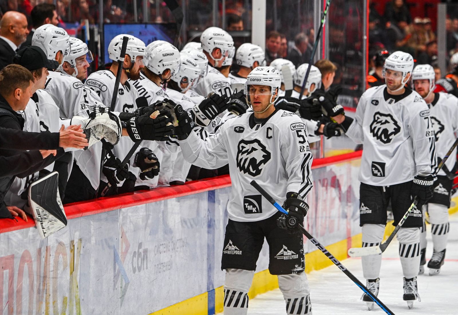 Капитан «Трактора» Владимир Ткачев (на ближнем плане) и его команда празднуют гол в матче КХЛ с «Авангардом» в октябре 2024 года. Фото: hawk.ru