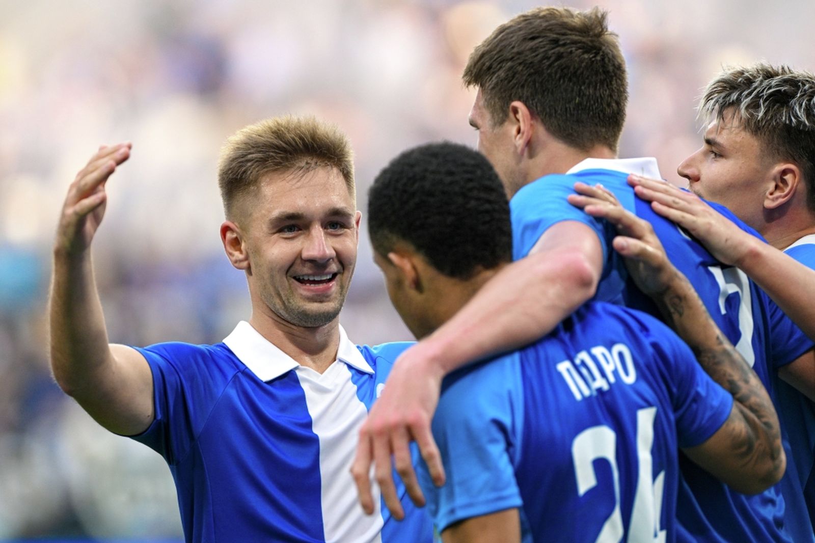 24 мая 2025 года. Футболисты «Зенита» Юрий Горшков, Педро, Александр Соболев и Андрей Мостовой радуются забитому мячу в матче РПЛ с «Ахматом». Фото: Алексей Даничев / РИА Новости ©