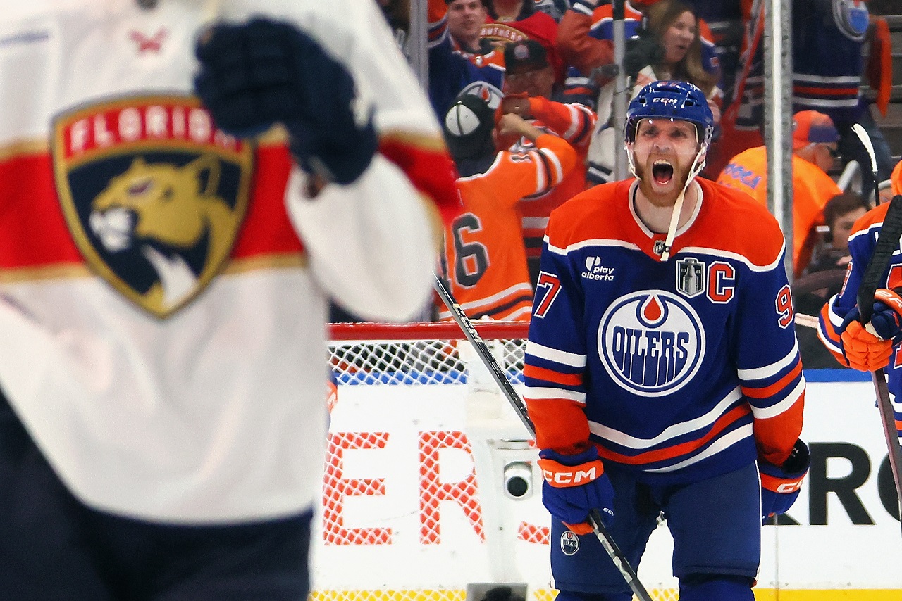 Коннор Макдэвид («Эдмонтон Ойлерс») в матче против «Флорида Пантерс» (фото: Bruce Bennett/Getty Images)