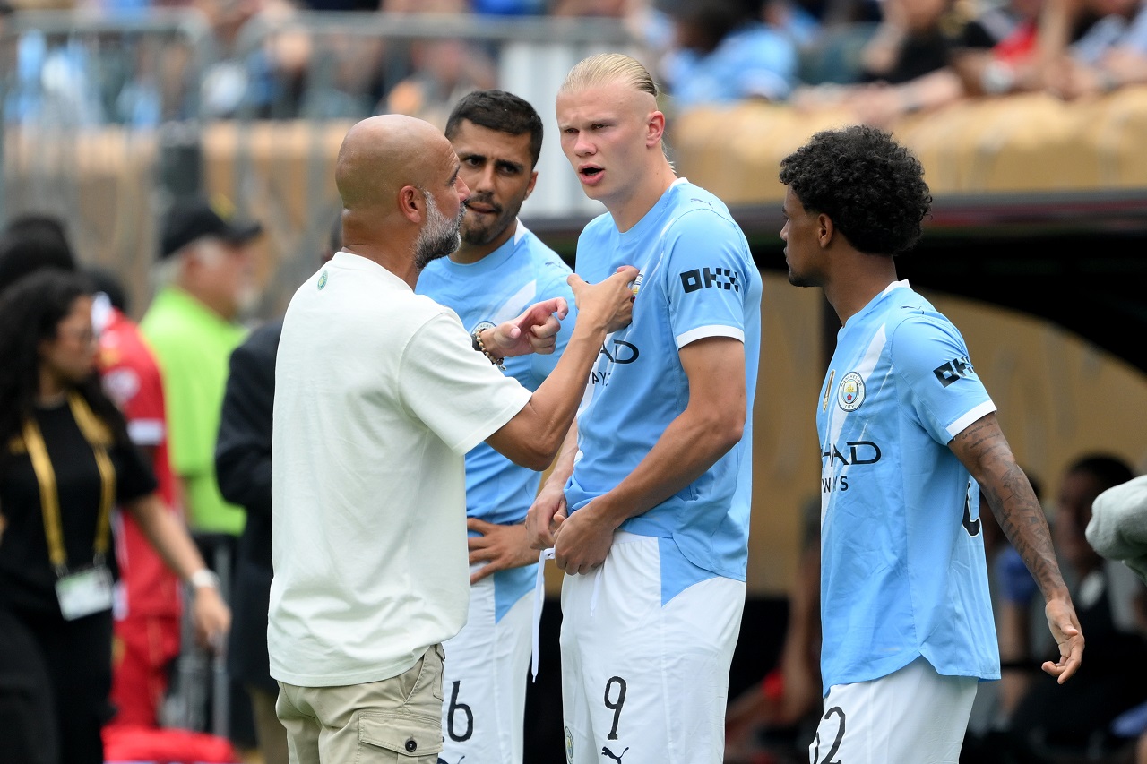 Хосеп Гвардиола и Эрлинг Холанд («Манчестер Сити») в матче КЧМ-2025 (фото: David Ramos/Getty Images)