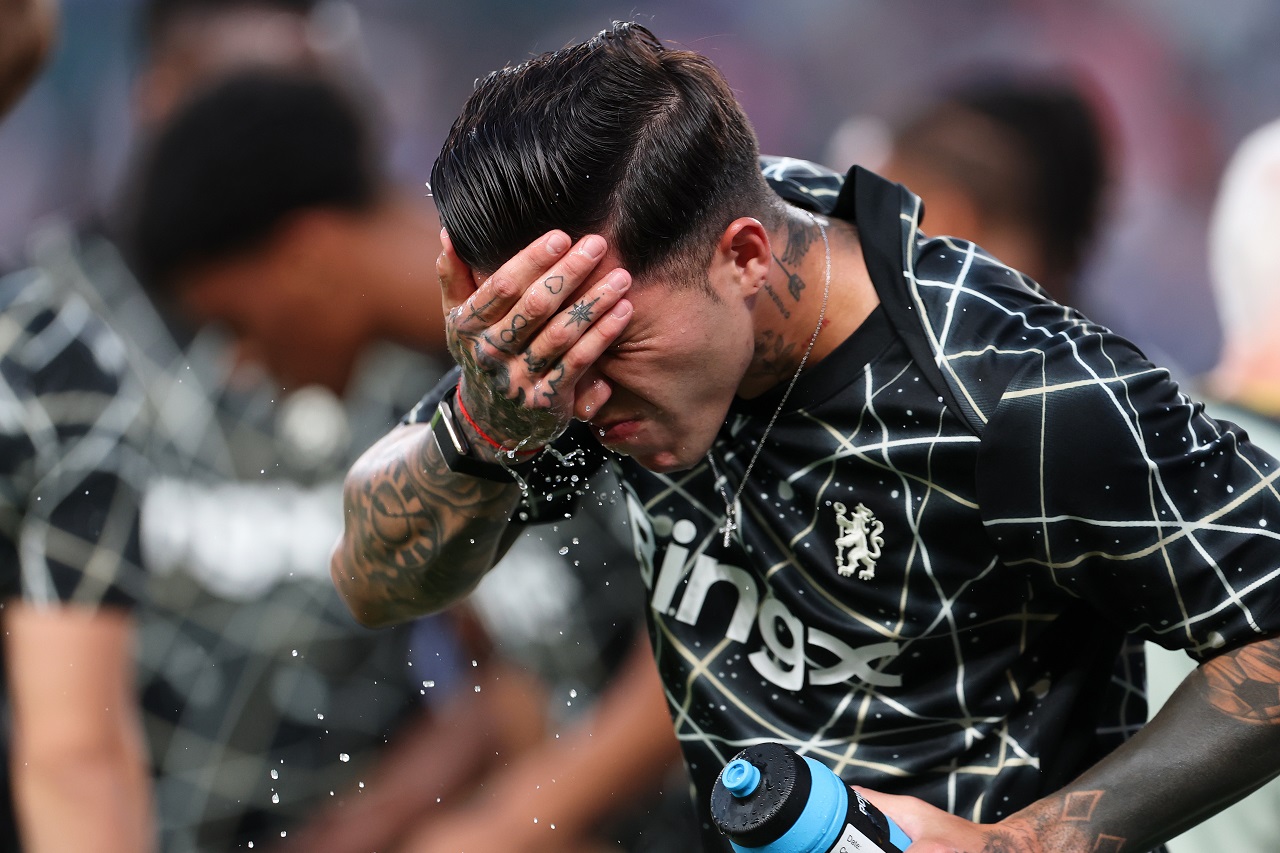 Энцо Фернандес («Челси») умывается водой из-за жары на КЧМ-2025 (фото: Francois Nel/Getty Images)