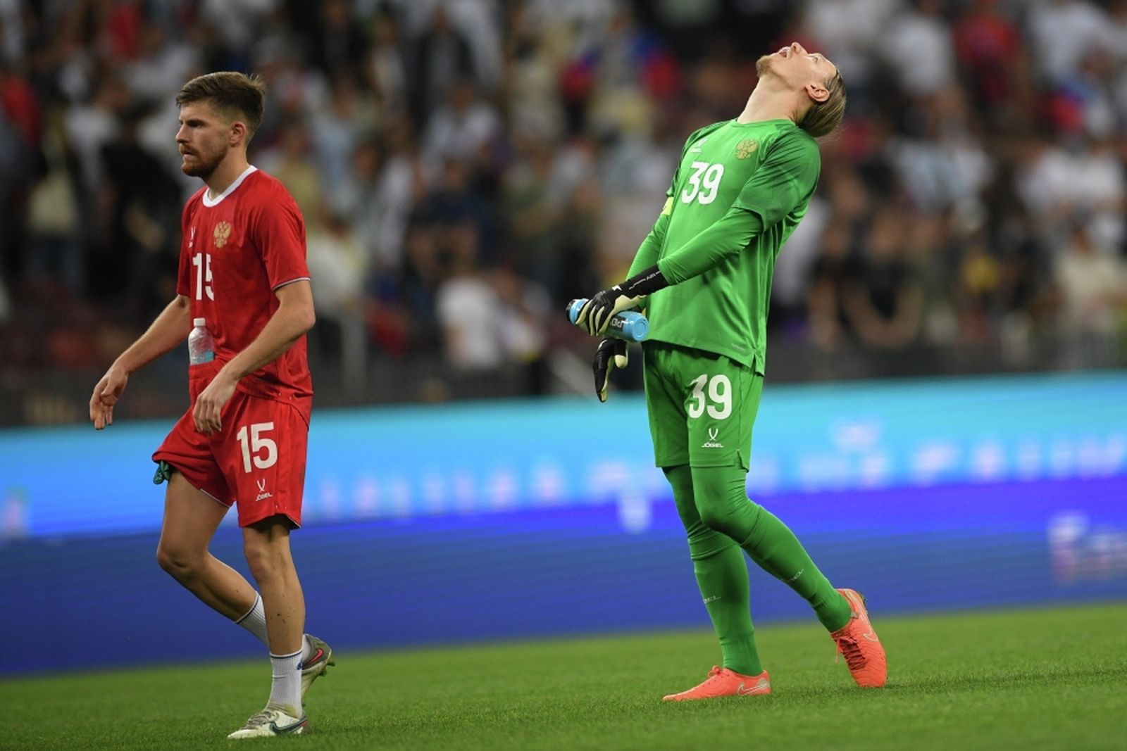 6 июня 2025 года. Футболисты сборной России Данил Глебов и Матвей Сафонов по окончании товарищеского матча со сборной Нигерии в Москве. Фото: Алексей Филиппов / РИА Новости ©
