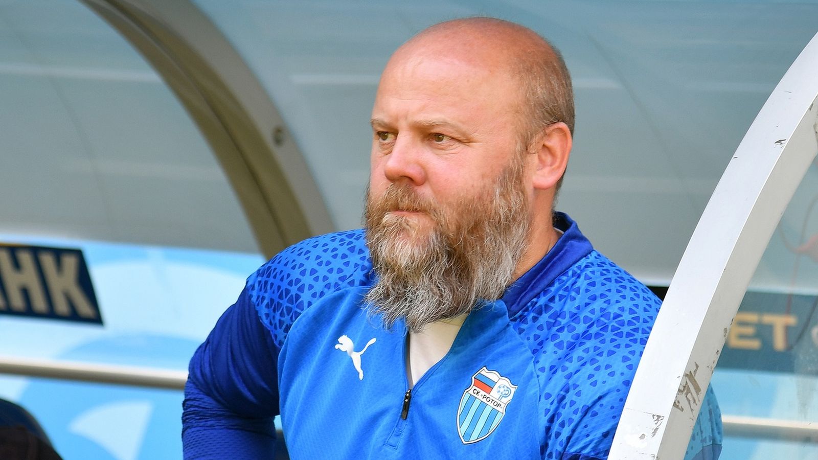 24 мая 2025 года. Главный тренер «Ротора» Денис Бояринцев перед началом матча МЕЛБЕТ-Первой Лиги с «Уфой». Фото: Александра Овсиенко / СК «Ротор» ©