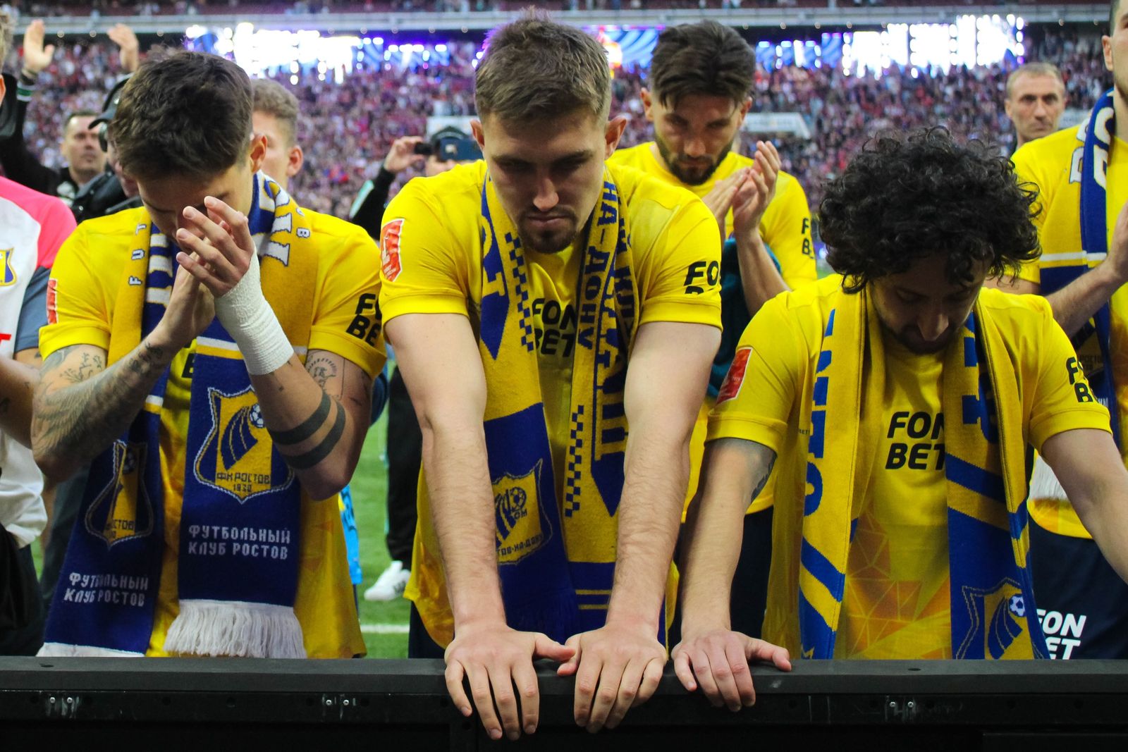 1 июня 2025 года. Нападающий «Ростова» Егор Голенков (в центре) с партнерами по команде после матча Суперфинала FONBET Кубка России с ЦСКА. Фото: fc-rostov.ru