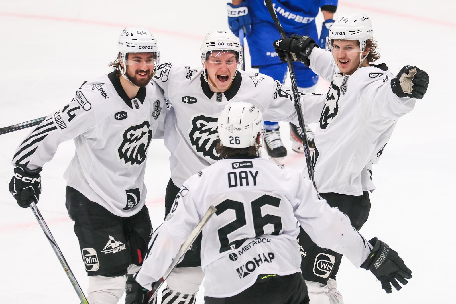 Хоккеисты «Трактора» Илья Николаев, Василий Глотов, Виталий Кравцов и Логан Дэй радуются заброшенной шайбе в матче с московским «Динамо». Фото: hctraktor.org