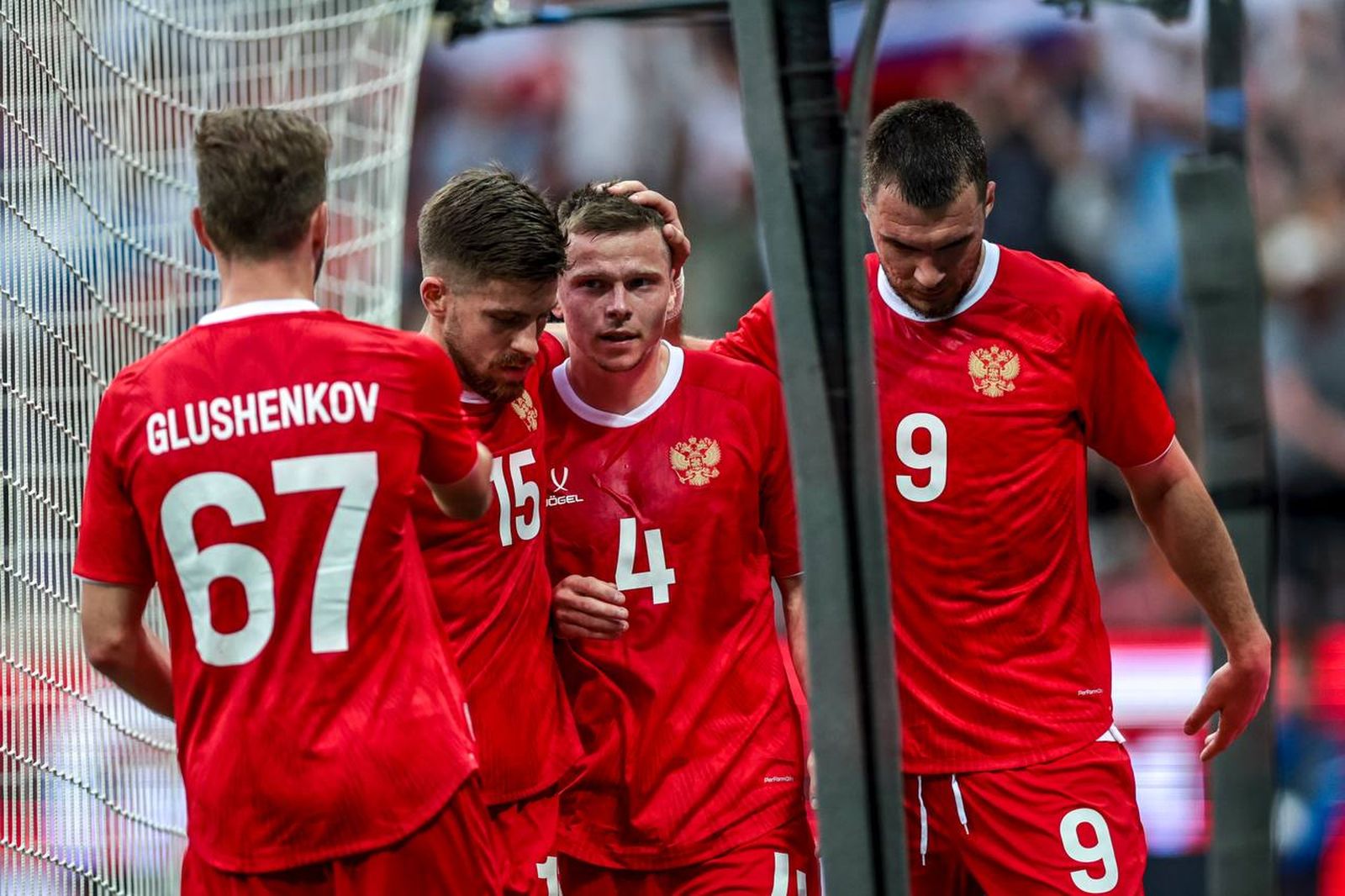 6 июня 2025 года. Футболисты сборной России Максим Глушенков, Данил Глебов, Данил Круговой и Николай Комличенко радуются забитому мячу в товарищеском матче со сборной Нигерии в Москве. Фото: Михаил Шапаев / РФС ©