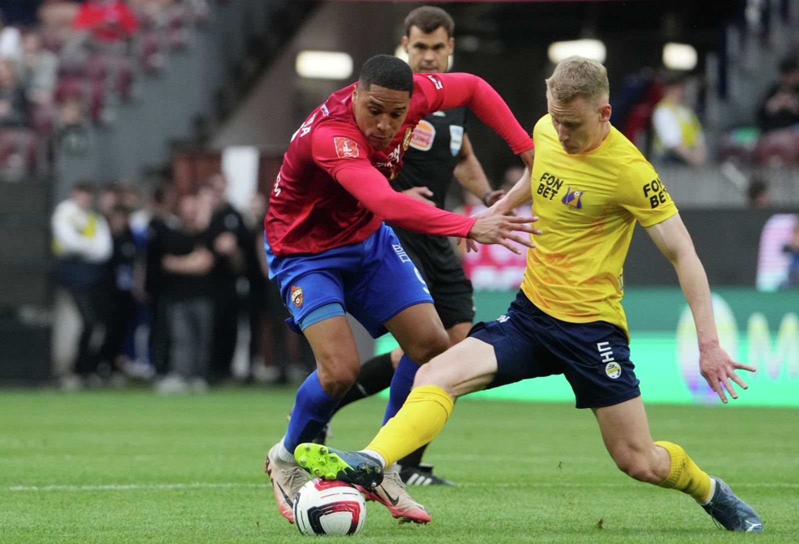 1 июня 2025 года. Нападающий ЦСКА Сауль Гуарирапа и защитник «Ростова» Виктор Мелехин в матче Суперфинала FONBET Кубка России. Фото: Александр Вильф / РИА Новости ©