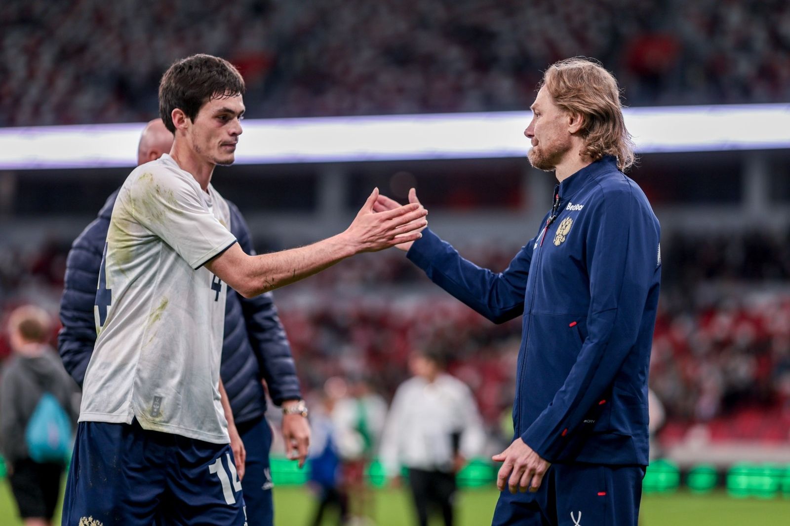 10 июня 2025 года. Защитник сборной России Турпал-Али Ибишев и главный тренер команды Валерий Карпин по окончании товарищеского матча со сборной Беларуси в Минске. Фото: Михаил Шапаев / РФС ©