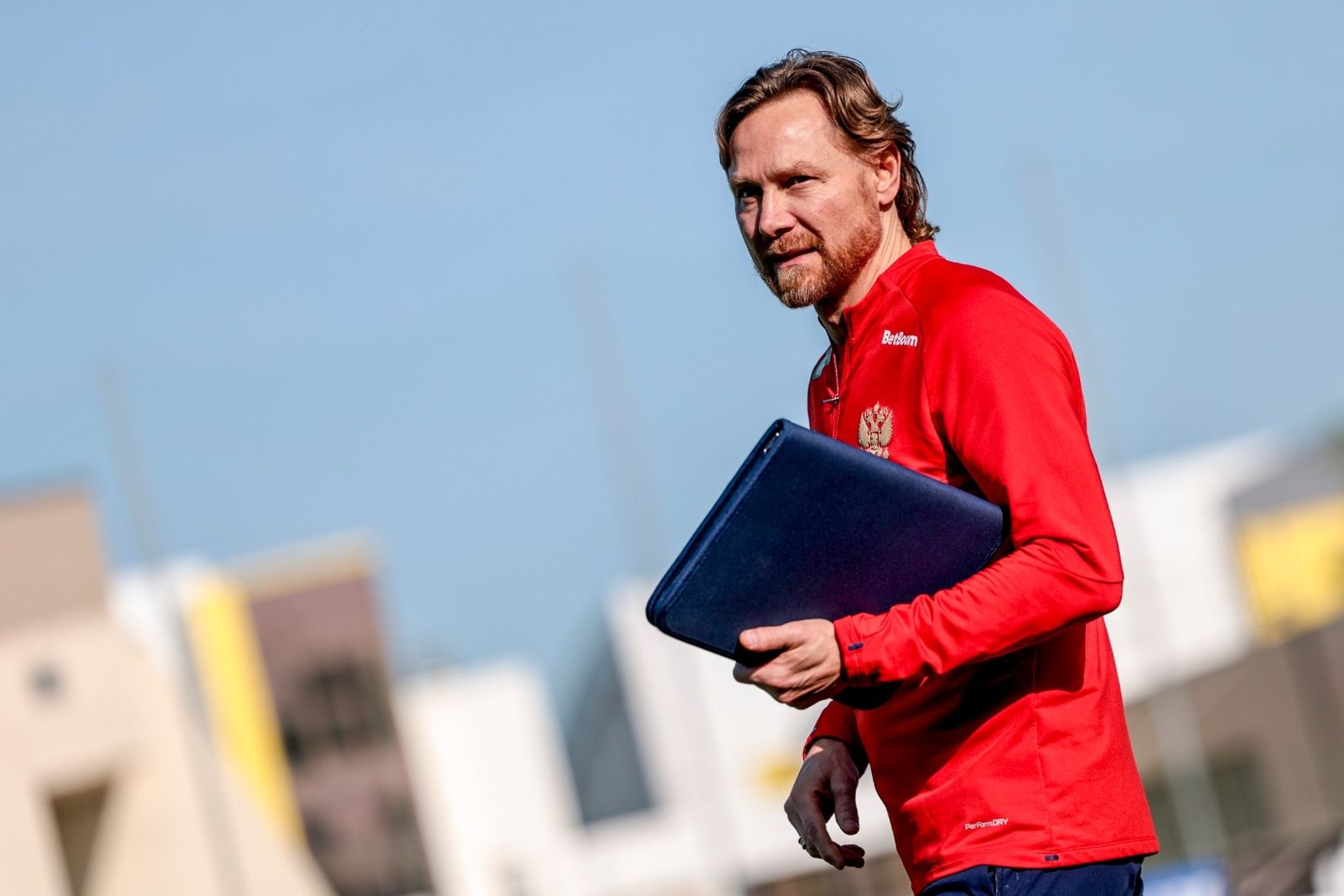 2 июня 2025 года. Главный тренер сборной России Валерий Карпин на открытой тренировке национальной команды. Фото: Михаил Шапаев / РФС ©