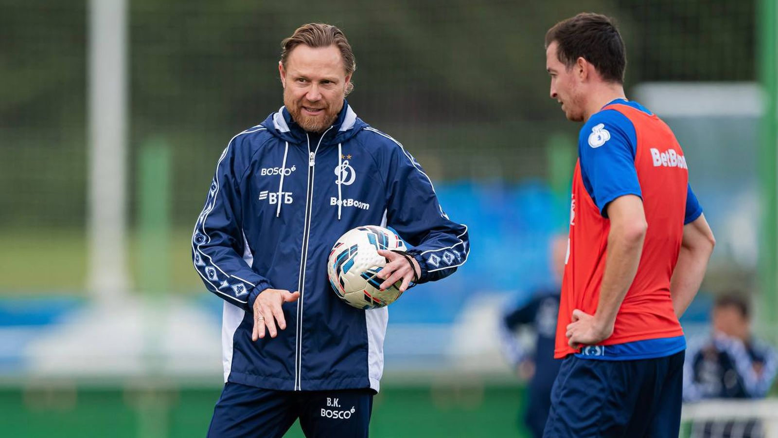 Главный тренер московского «Динамо» Валерий Карпин и полузащитник команды Денис Макаров на тренировке команды в июне 2025 года. Фото: Фото: fcdynamo.ru