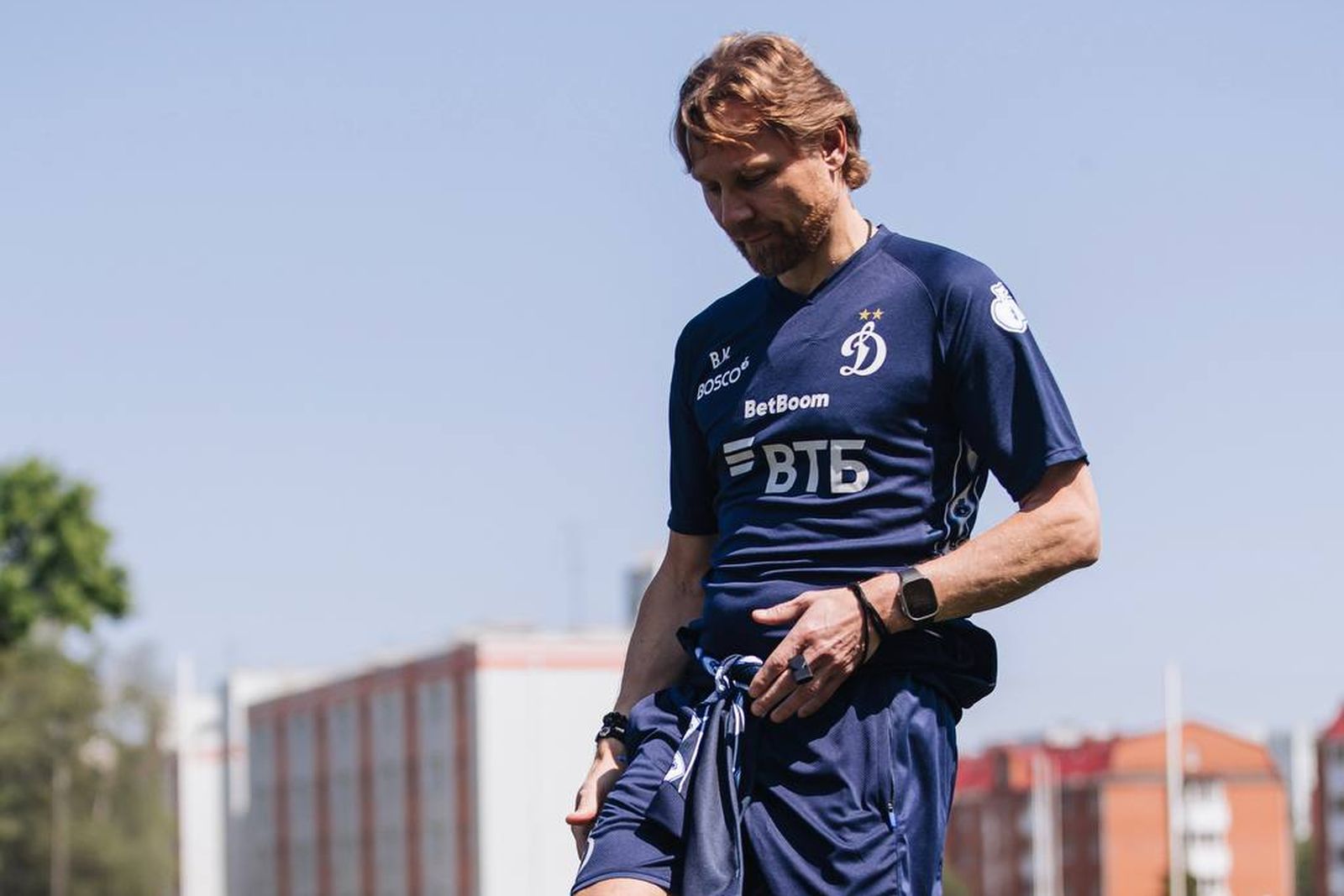 Главный тренер московского «Динамо» Валерий Карпин на тренировке команды в июне 2025 года. Фото: Фото: fcdynamo.ru