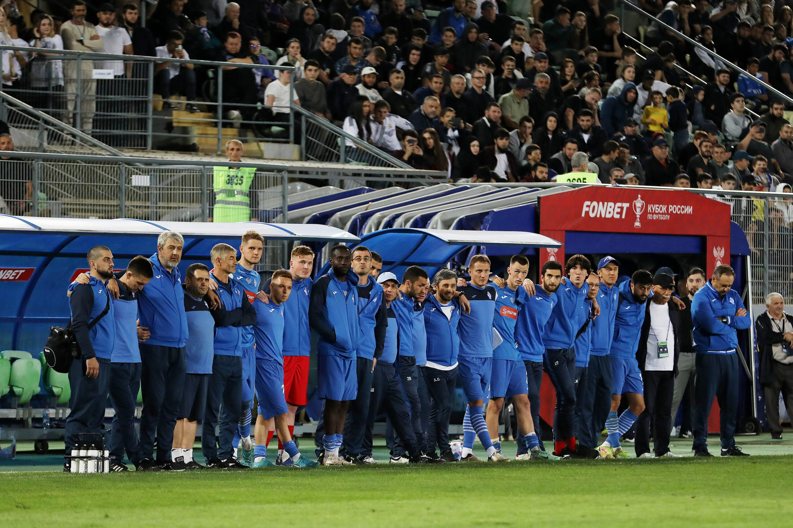 Футболисты, тренеры и сотрудники «Динамо Мх» во время серии пенальти в матче 4-го тура группового этапа FONBET Кубка России против «Динамо М». Фото: Сайт «Динамо Мх»