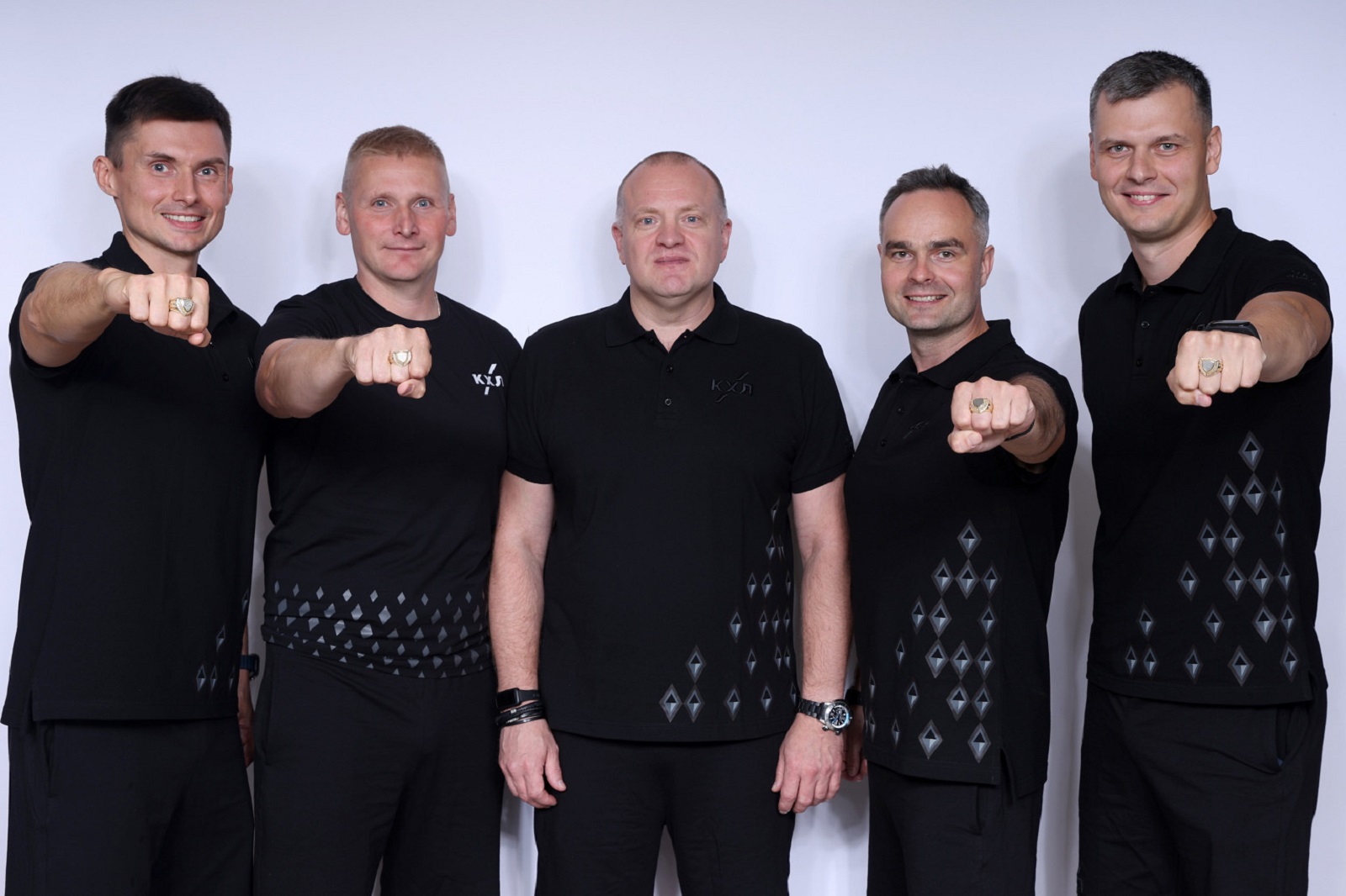 Главный арбитр КХЛ Алексей Анисимов и судьи лиги. Фото: khl.ru