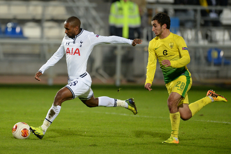 Бывший форвард «Тоттенхэм Хотспур» Джермейн Дефо и экс-нападающий «Анжи» Сердер Сердеров в матче 6-го тура группового этапа Лиги Европы сезона-2013/14. Фото: РИА Новости