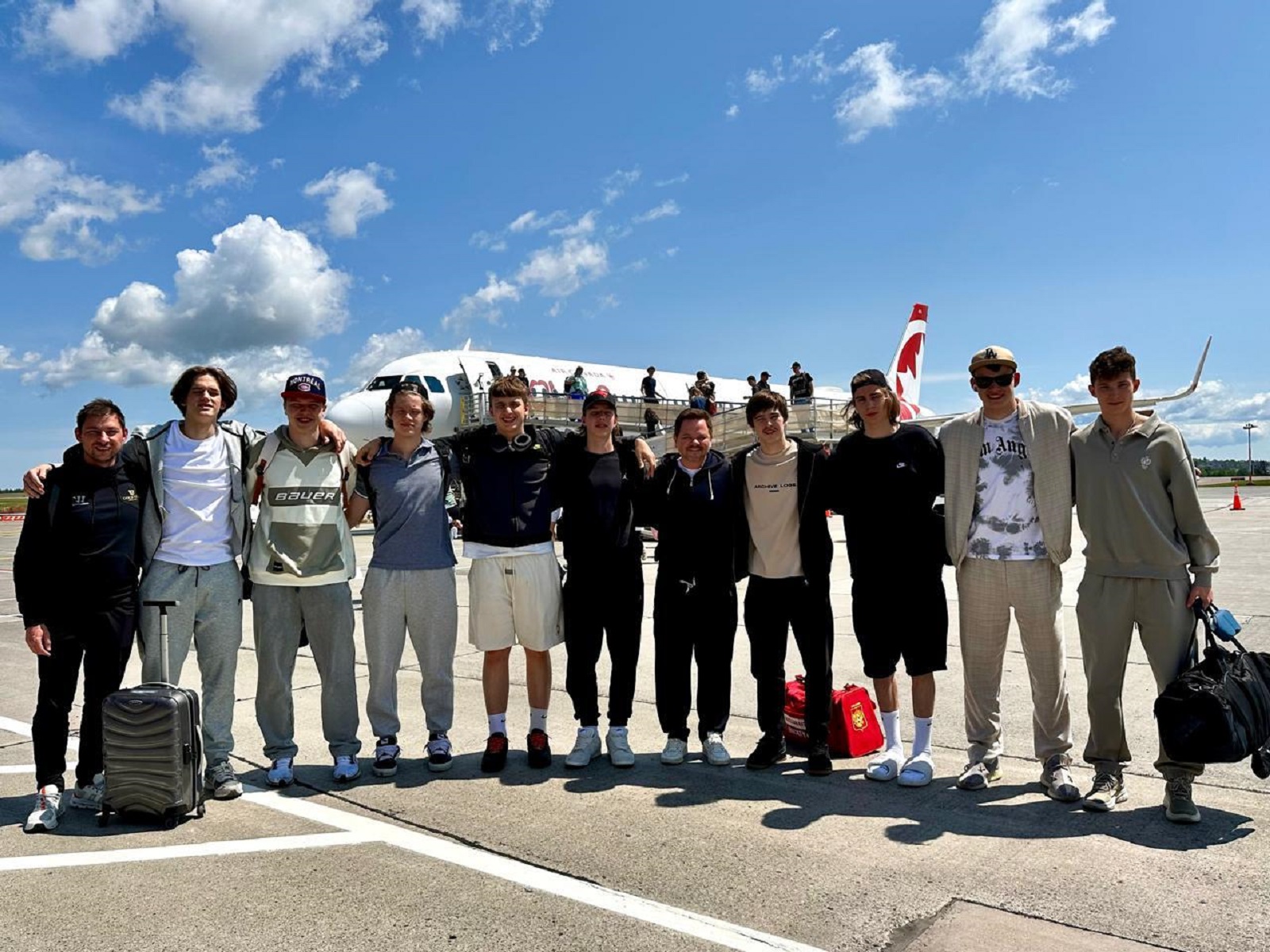 Агент, глава компании Gold Star Дэн Мильштейн с игроками на турнире в Канаде