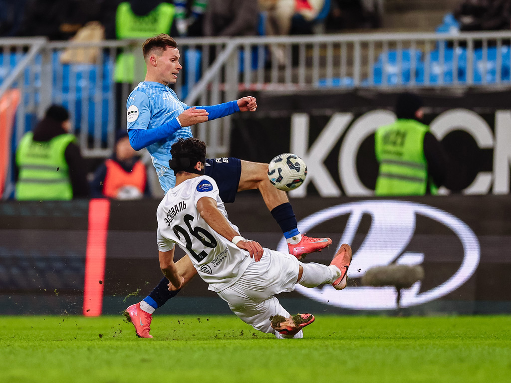 Полузащитник «Крыльев Советов» Иван Олейников в матче 20-го тура РПЛ сезона-2024/2025 против «Акрона». Фото: Сайт ПФК «Крылья Советов»