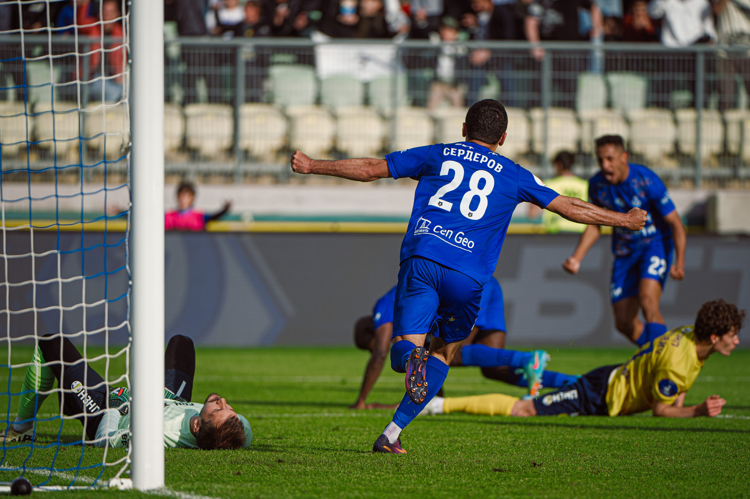 Нападающий «Динамо Мх» Сердер Сердеров после гола в матче 30-го тура РПЛ сезона-2024/25 с «Ростовом». Фото: Сайт ФК «Динамо Мх»