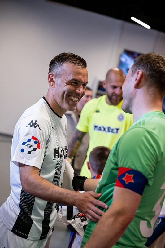 Вратарь и капитан ЦСКА Игорь Акинфеев и футболист «Партизана» и экс-игрок армейской команды Бибрас Натхо перед матчем BetBoom Братского Кубка. Фото: Сайт ПФК ЦСКА