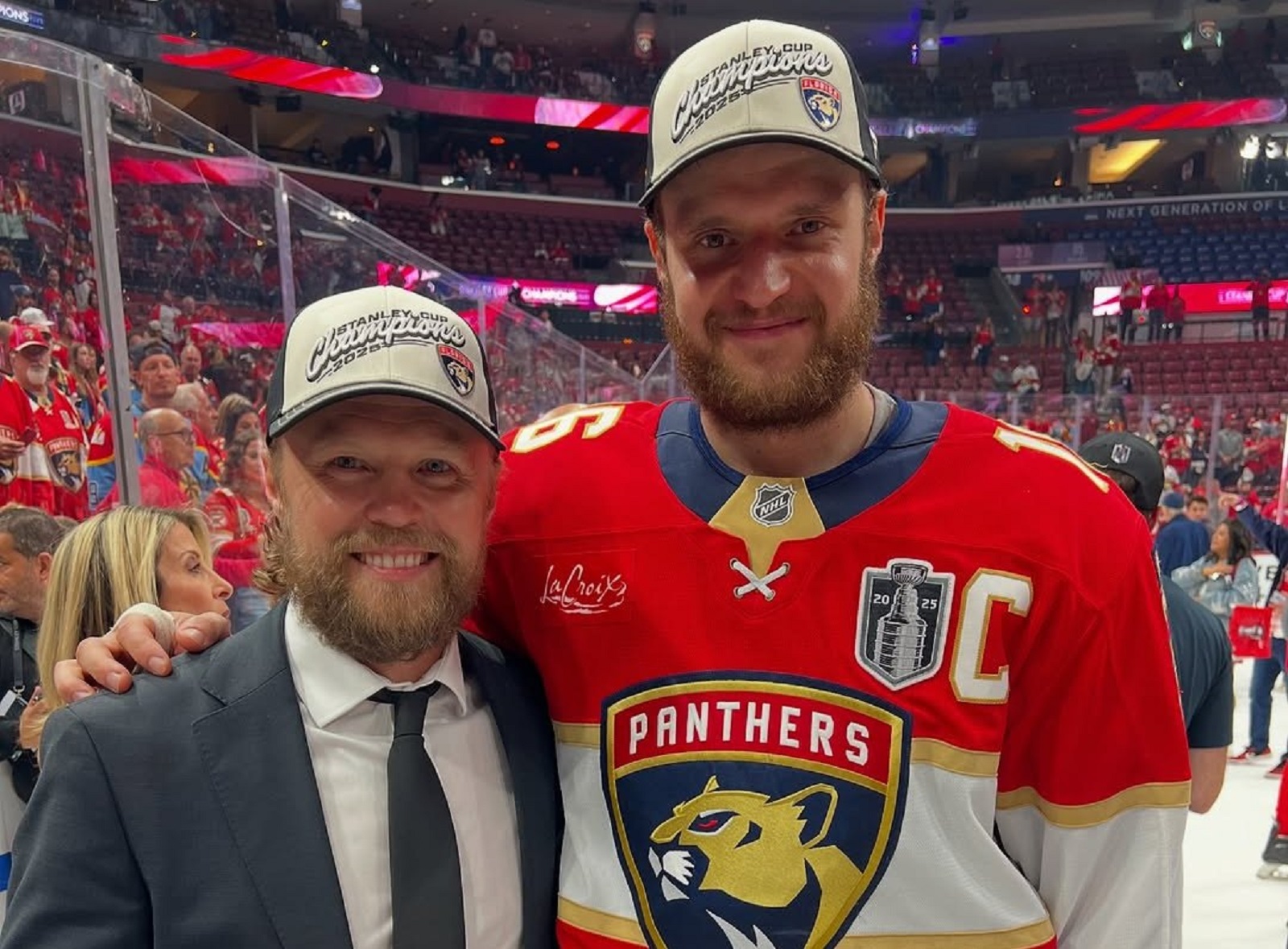 17 июня 2025 года. Российский тренер «Флорида Пантерз» Максим Иванов с нападающим команды Александром Барковым после победы в Кубке Стэнли Фото: личный архив