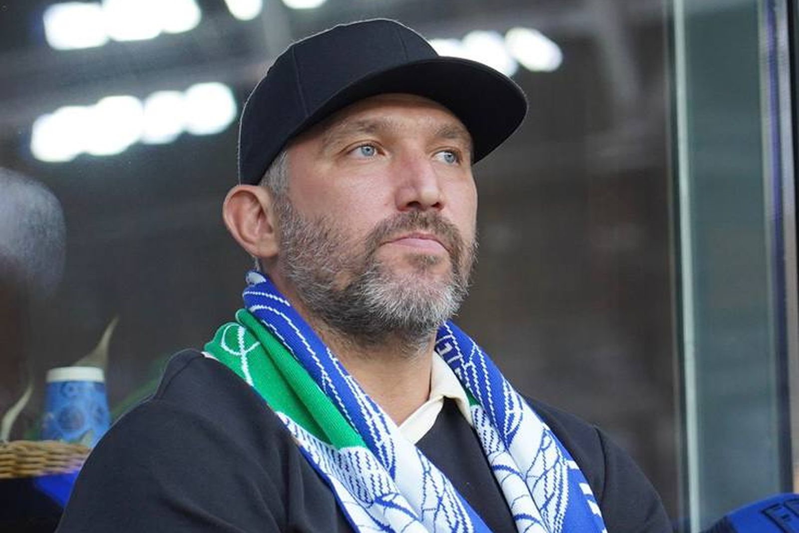 18 июля 2025 года. Александр Овечкин на трибуне «ВТБ Арены» перед началом матча РПЛ между московским «Динамо» и «Балтикой». Фото: fcdynamo.ru