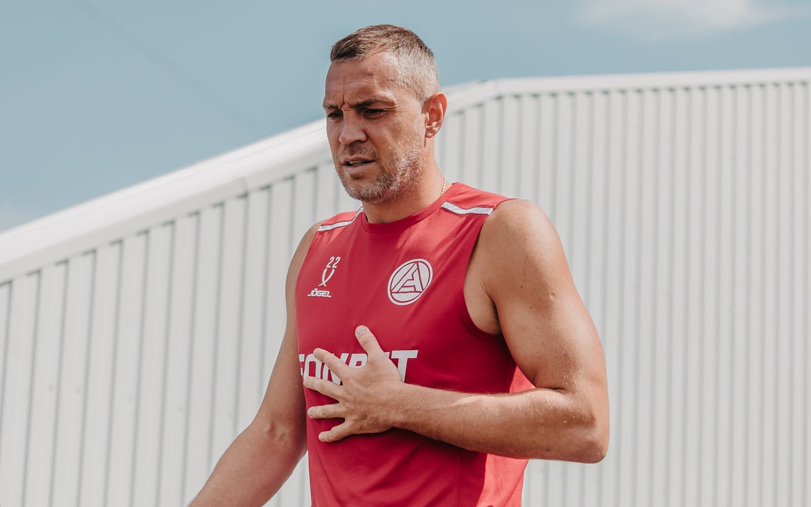23 июля 2025 года. Нападающий «Акрона» Артем Дзюба перед началом тренировки. Фото: fcakron.ru