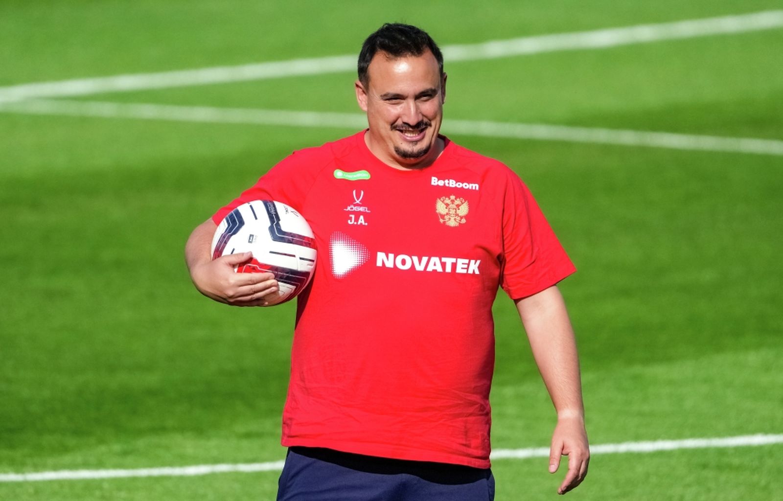 2 июня 2025 года. Тренер-аналитик сборной России по футболу Джонатан Альба на тренировке команды в УТЦ «Новогорск» в Химках. Фото: Александр Вильф / РИА Новости ©