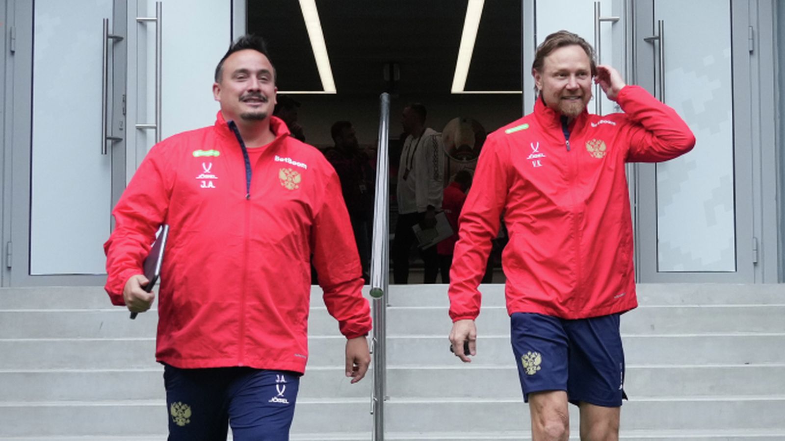 9 июня 2025 года. Тренер-аналитик сборной России по футболу Джонатан Альба и главный тренер команды Валерий Карпин на тренировке в Минске перед товарищеским матчем со сборной Беларуси. Фото: Александр Вильф / РИА Новости ©