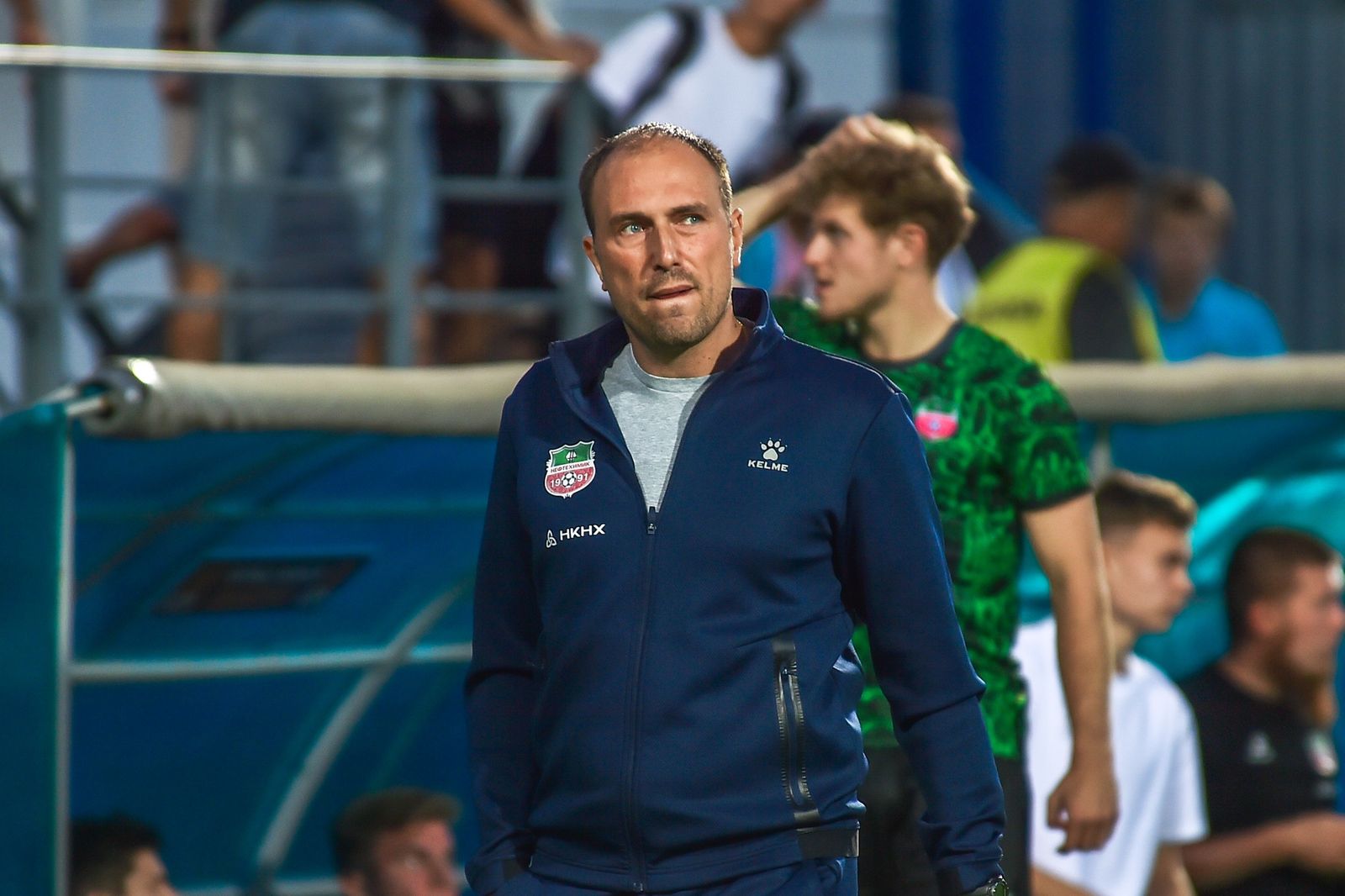 Главный тренер «Нефтехимика» Кирилл Новиков в матче Лиги PARI с «Соколом». Фото: fcnh.ru