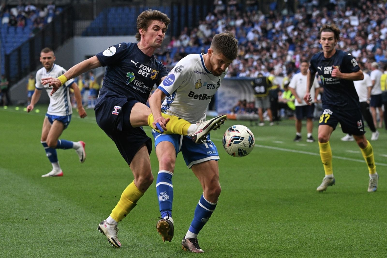 26 июля 2025 года. Кирилл Щетинин из «Ростова» и Данил Глебов из московского «Динамо» в матче РПЛ в Москве. Фото: Владимир Федоренко / РИА Новости ©