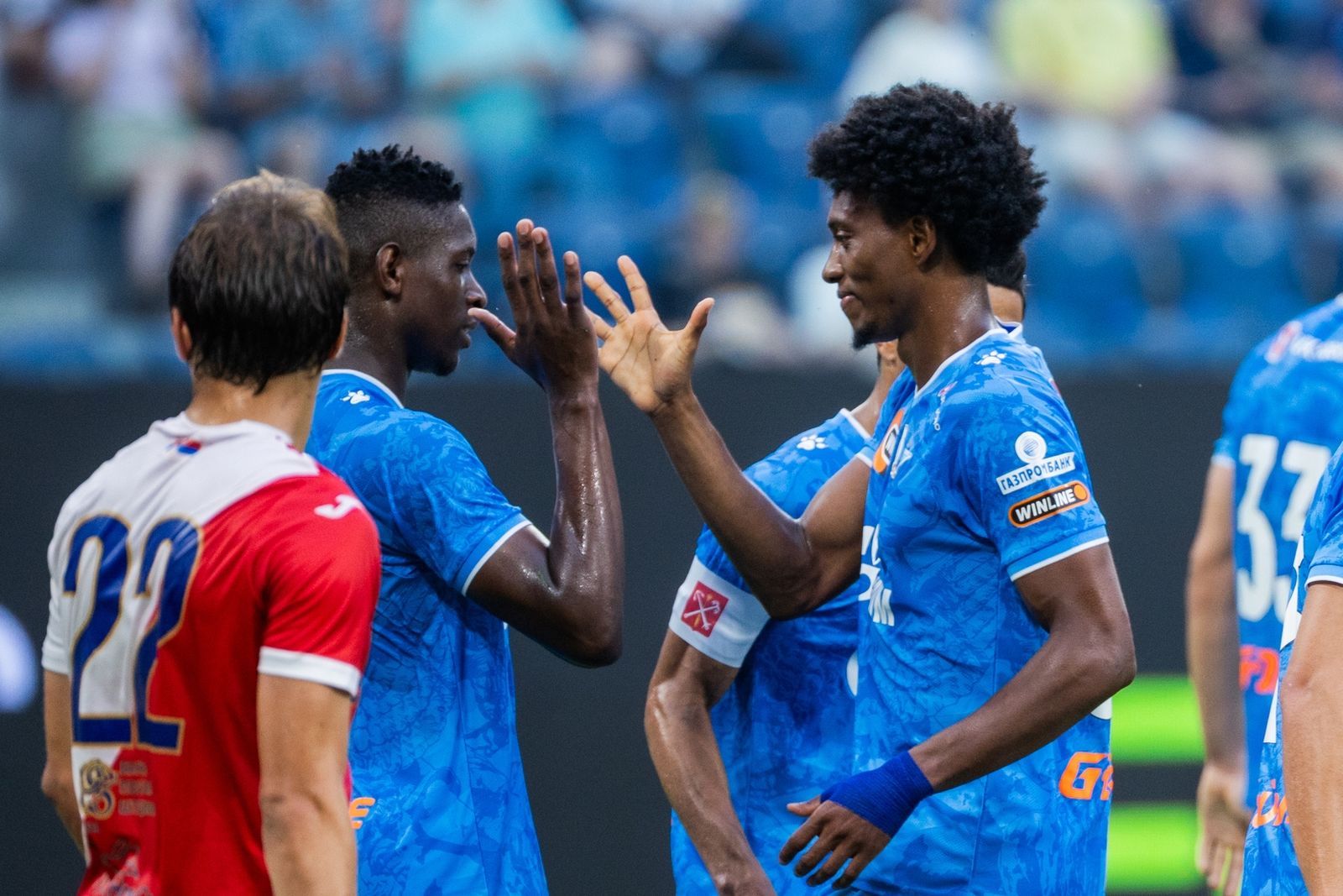 13 июля 2025 года. Футболисты «Зенита» Луис Энрике и Матео Кассьерра радуются голу в товарищеском матче с «Войводиной» на «Газпром Арене». Фото: fc-zenit.ru