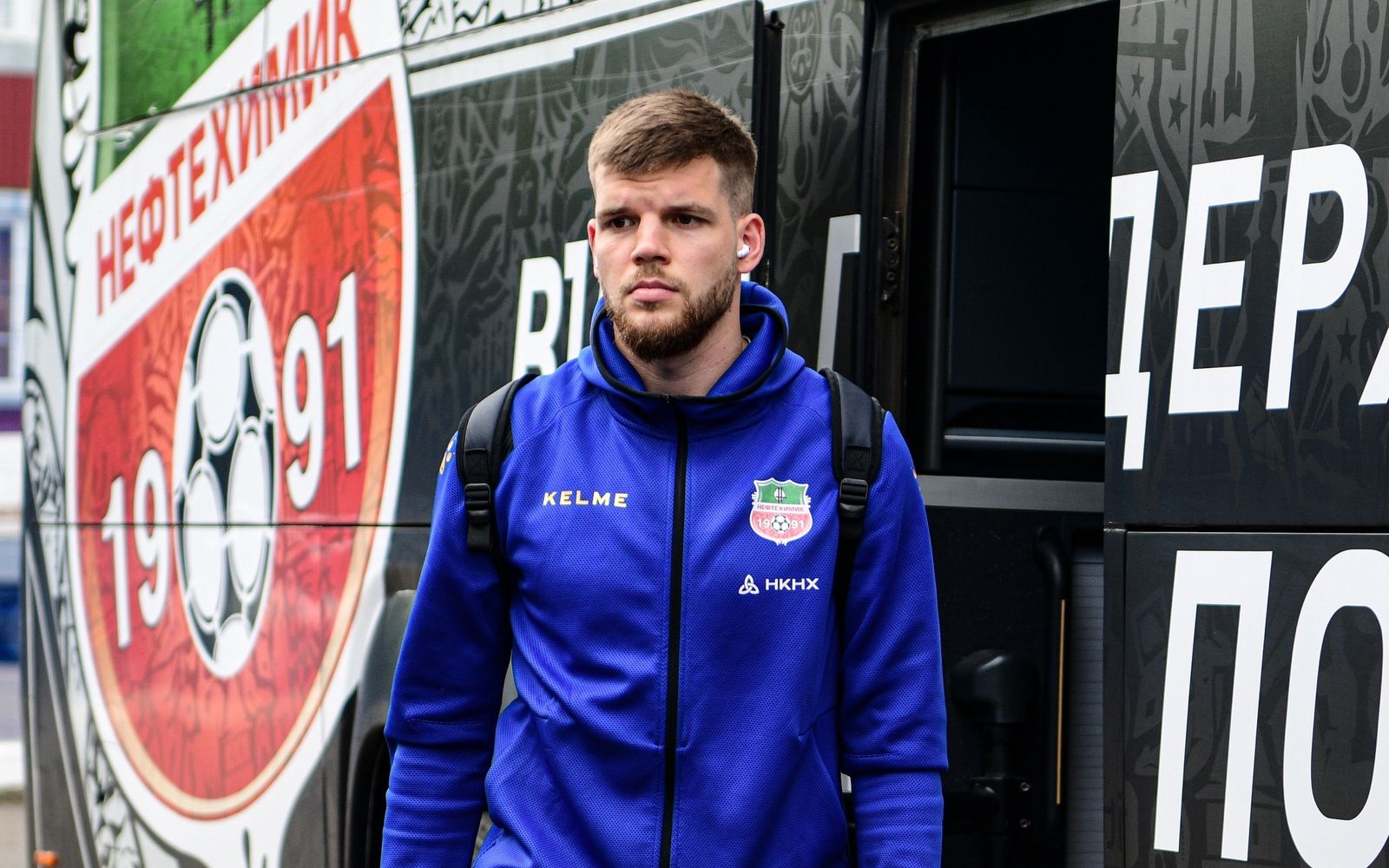 10 мая 2025 года. Защитник «Нефтехимика» Николай Толстопятов перед матчем МЕЛБЕТ-Первой Лиги с «Сочи». Фото: fcnh.ru