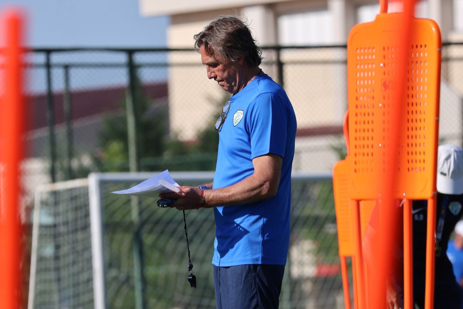 Главный тренер «Серик Беледиеспор» Сергей Юран на тренировке команды в июле 2025 года. Фото: serikbelediyespor.com