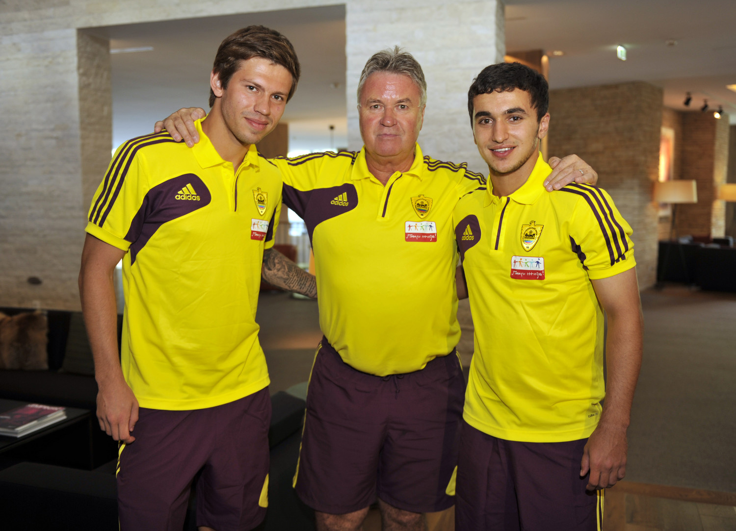 Бывшие нападающие «Анжи» Федор Смолов и Сердер Сердеров с экс-главным тренером команды Гусом Хиддинком после подписания контракта с клубом. Фото: РИА Новости