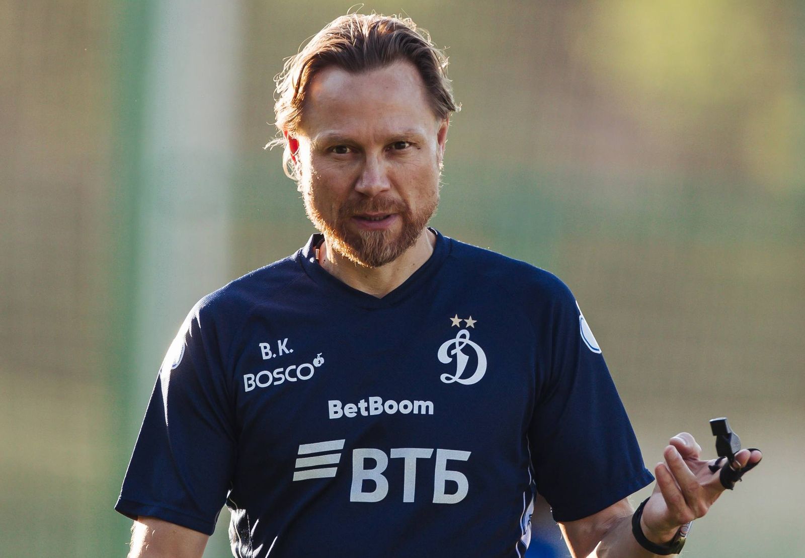 Главный тренер московского «Динамо» Валерий Карпин на тренировке команды в июле 2025 года. Фото: fcdynamo.ru