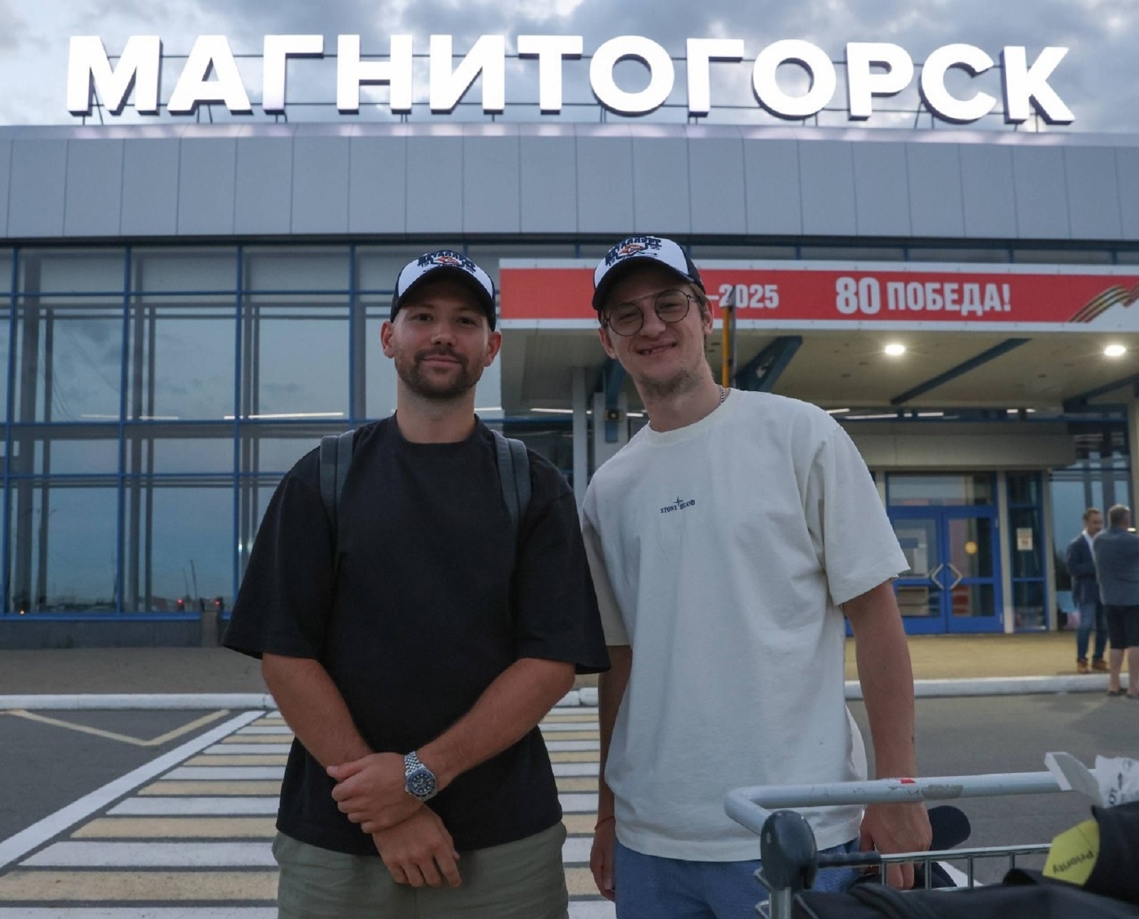 29 июля 2025 года. Нападающие «Металлурга» Сергей Толчинский и Владимир Ткачёв после приезда в Магнитогорск. Фото: metallurg.ru