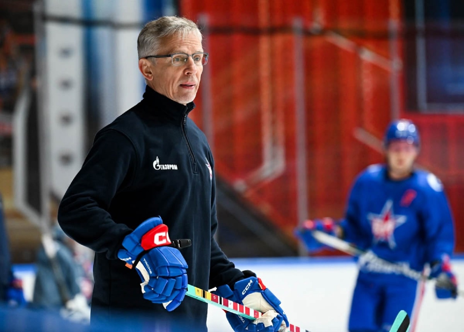 Главный тренер СКА Игоря Ларионов на тренировке команды в межсезонье. Фото: ska.ru