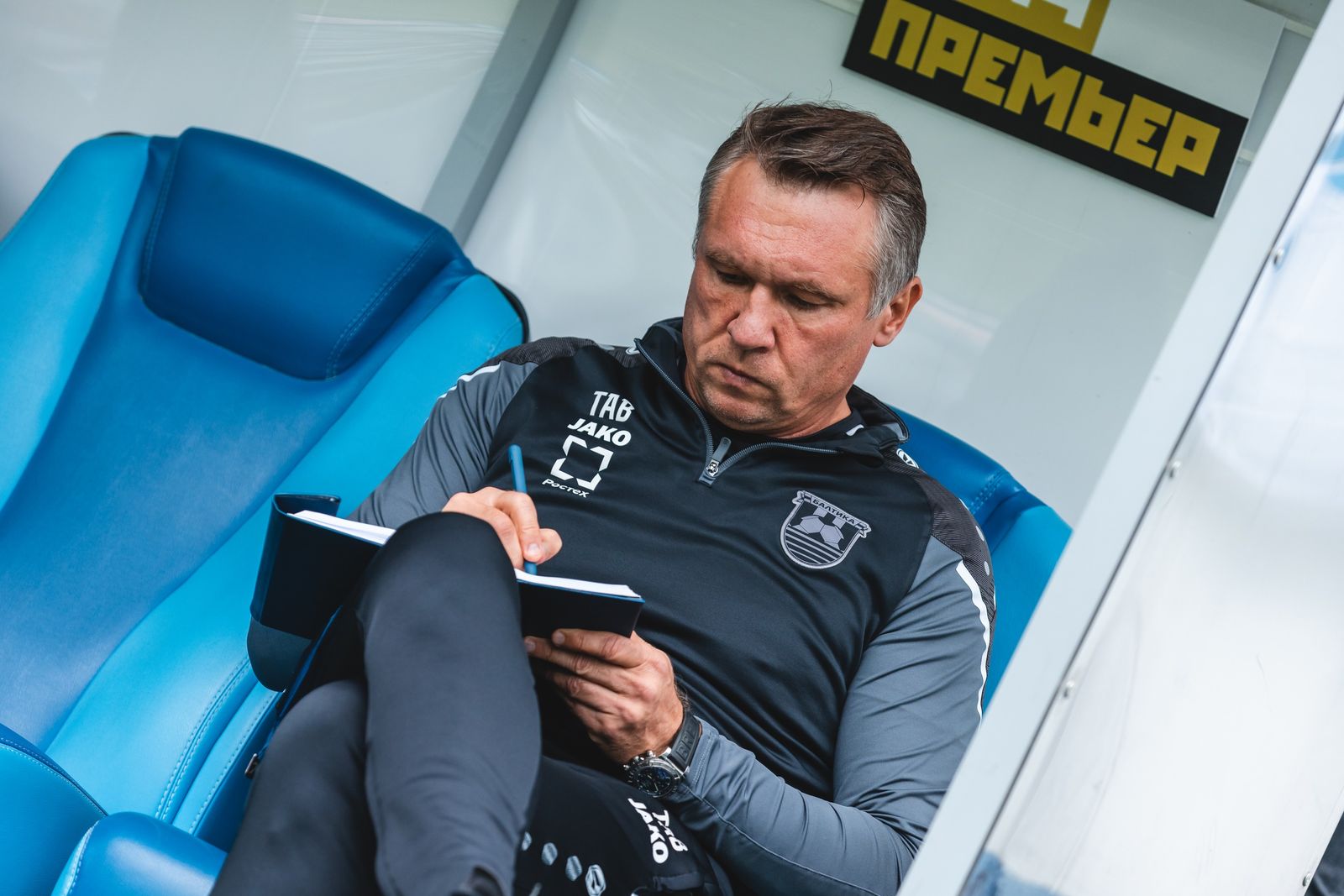 3 августа 2025 года. Главный тренер «Балтики» Андрей Талалаев перед матчем 3-го тура РПЛ с «Оренбургом». Фото: fcbaltika.ru