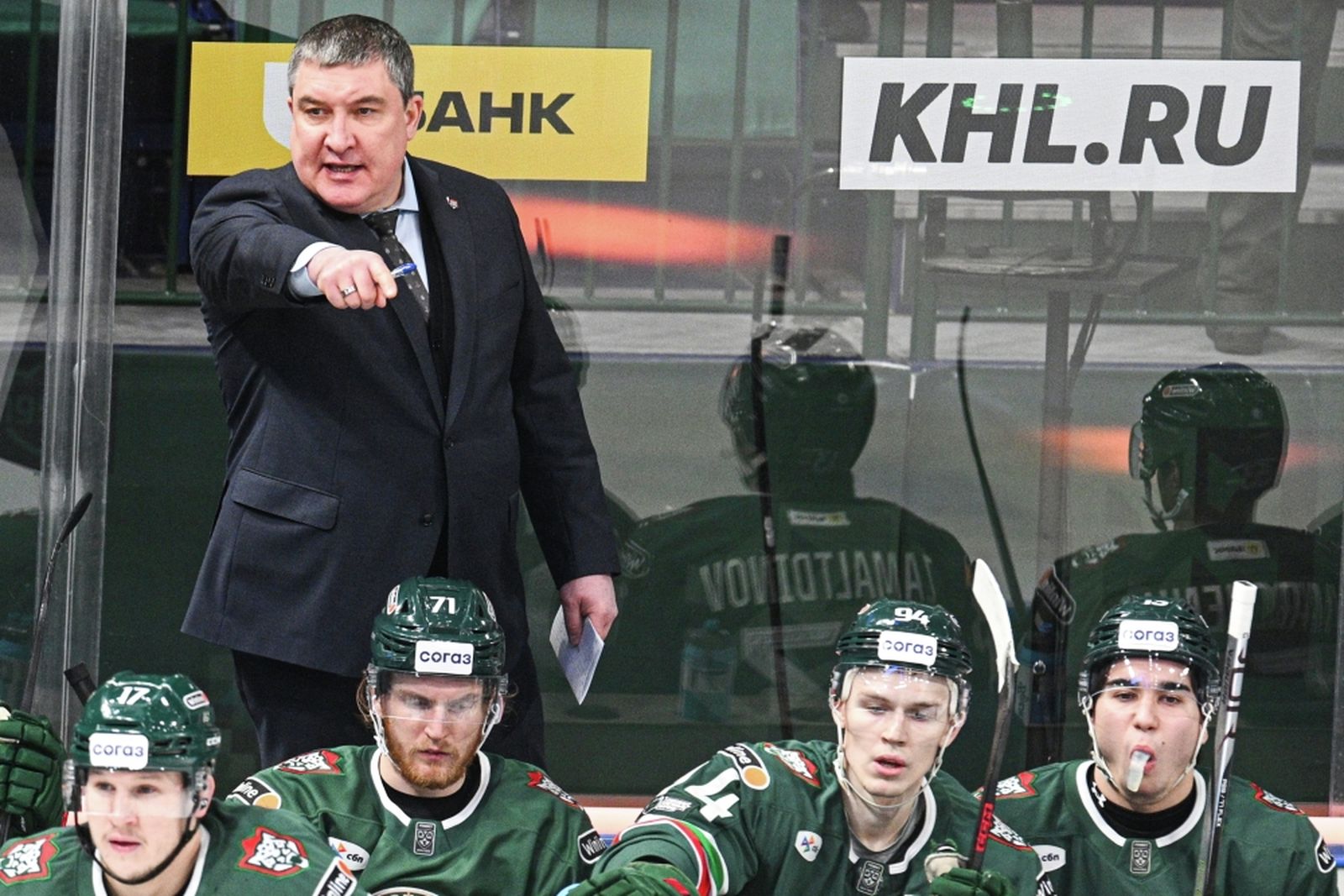 11 января 2025 года. Главный тренер «Ак Барса» Анвар Гатиятулин в матче регулярного чемпионата КХЛ с «Барысом» в Казани. Фото: Максим Богодвид / РИА Новости ©