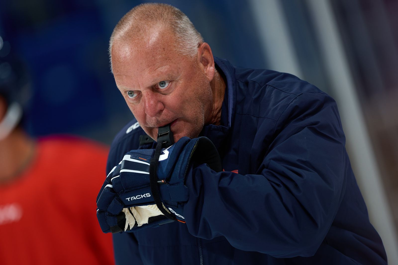 23 августа 2025 года. Главный тренер клуба КХЛ «Шанхай Дрэгонс» Жерар Галлан на первой тренировке команды в Санкт-Петербурге. Фото: @shadragons